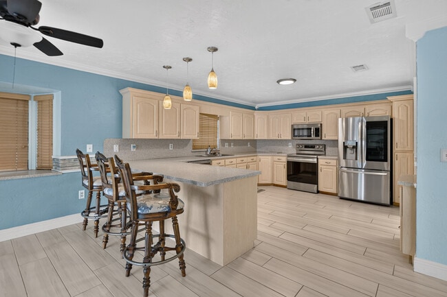Building Photo - 414 Somerset Dr