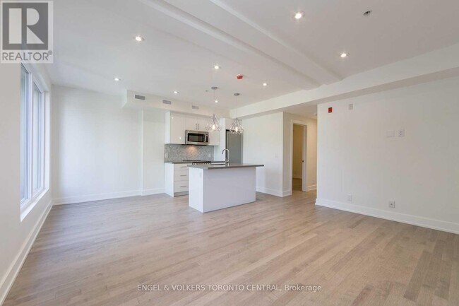 Photo du bâtiment - 1555-1555 Bloor St W