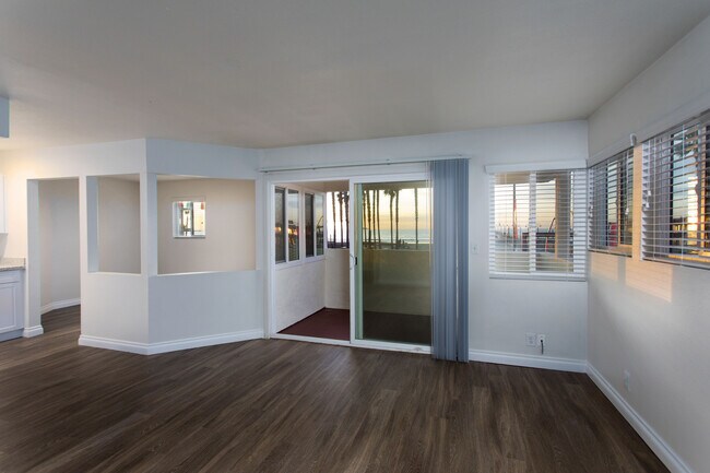 Foto del edificio - Imperial Beach: Unobstructed Ocean and Pier Views with 2 Balconies!!!