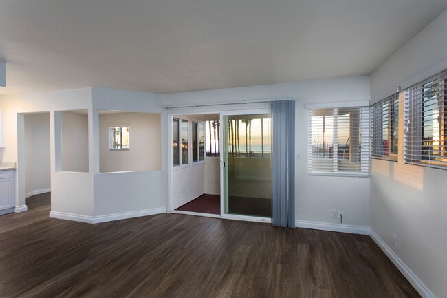 Building Photo - Imperial Beach: Unobstructed Ocean and Pier Views with 2 Balconies!!!