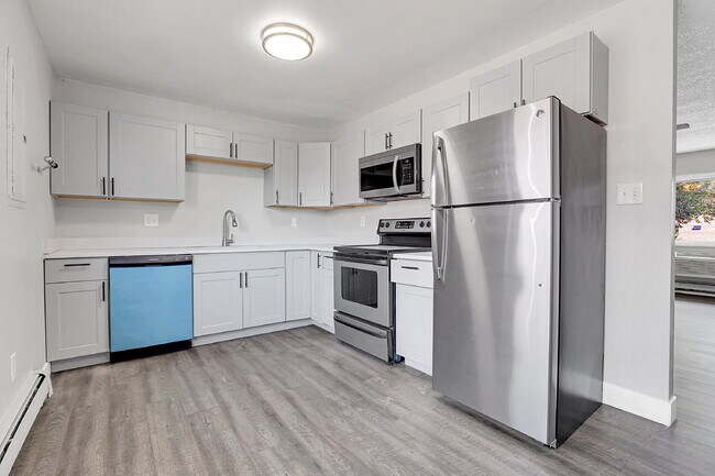 Building Photo - $1,445 2 Bed, 1 Bath Updated Unit in Denver with In Unit Laundry!
