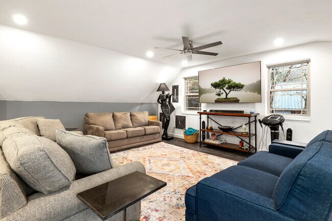 Foto del edificio - 211 Lakeshore Dr