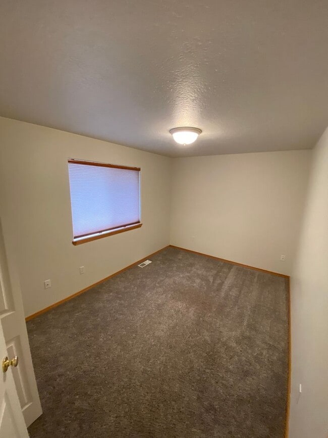 Building Photo - 3 Bed - 2 Bath - Fenced Yard