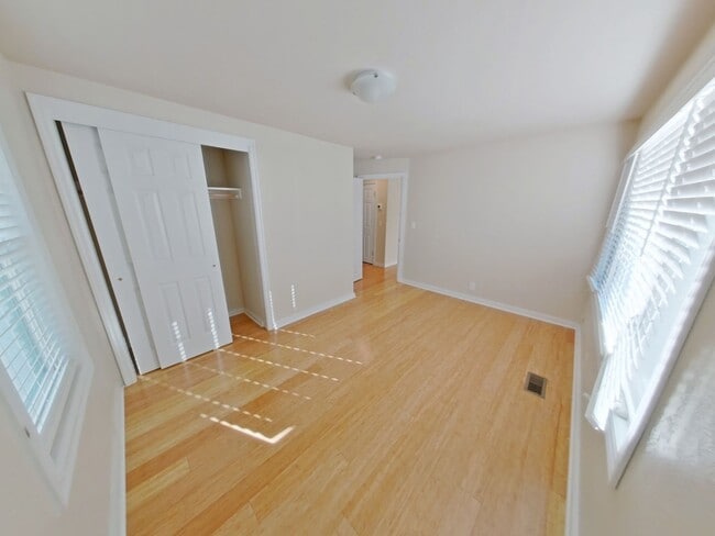 Building Photo - Updated 3Bed/2Bath Home - HUGE Backyard!