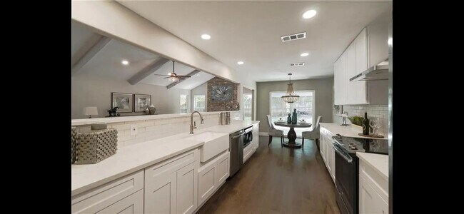 Building Photo - 4704 Woodside Dr