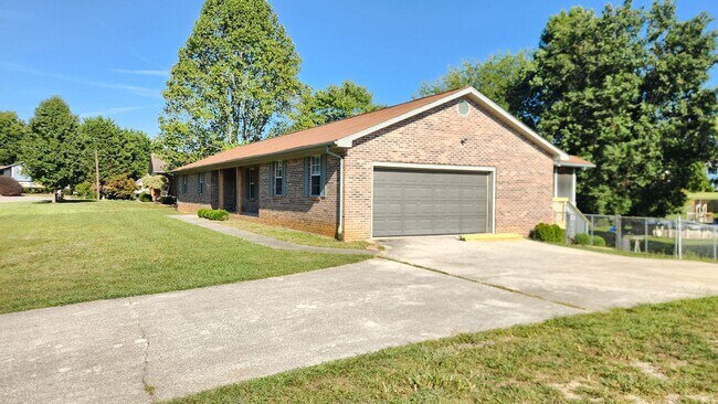 Foto del edificio - Maryville 37803 - 3 bedroom, 2 bath ranche...