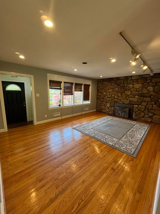 Building Photo - 226 Orchard Ln