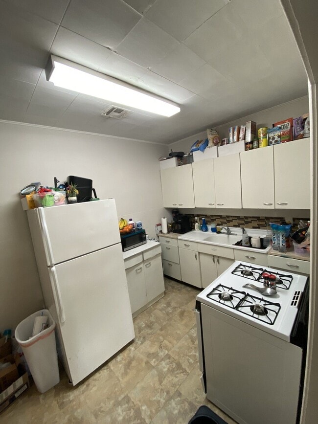 738 1/2 Massachusetts - 738 1/2 Massachusetts Apartment
