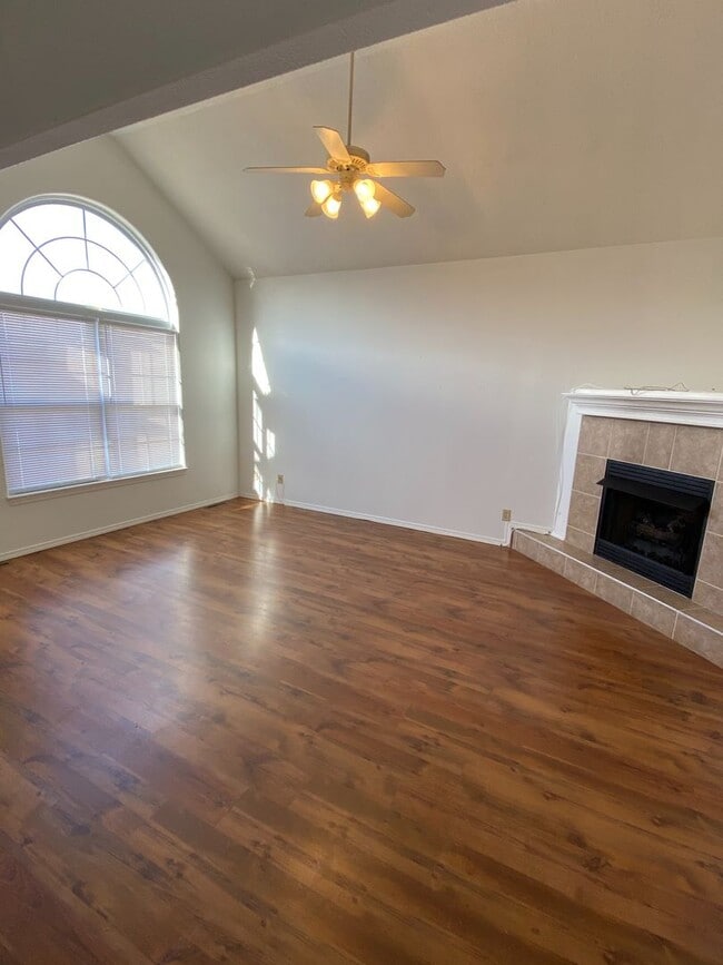 Building Photo - Beautiful 3 Bedroom, 2.5 Bathroom Condo