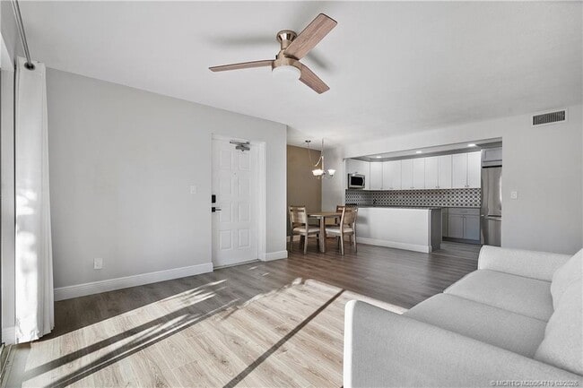 Foto del edificio - 1935 SW Silver Pine Way