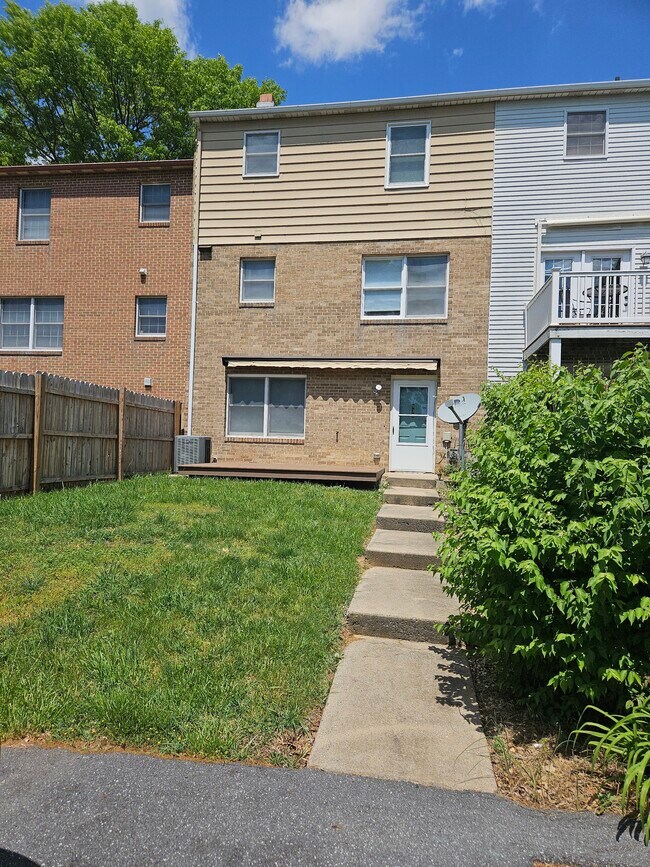 Trasero - 939 Meadowlark Dr