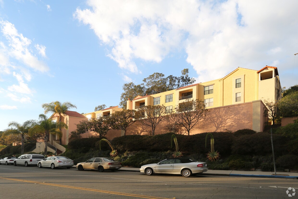 Foto del edificio - 1220 Coast Village Rd