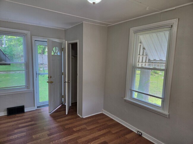 Foto del edificio - 6415 Perry Dr