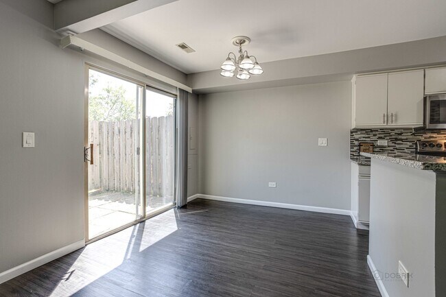 Building Photo - 1026 N Knollwood Dr