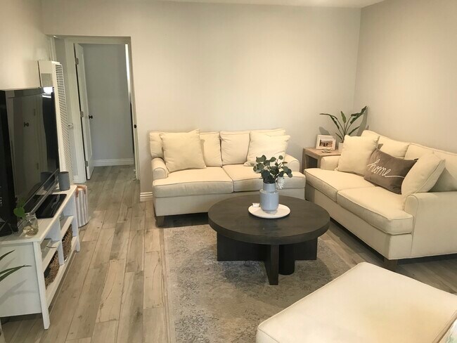 Sala de estar con vista de hab. 2 - 2912 Peppertree Ln