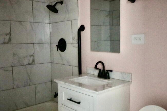 Foto del edificio - 7337 S South Shore Dr