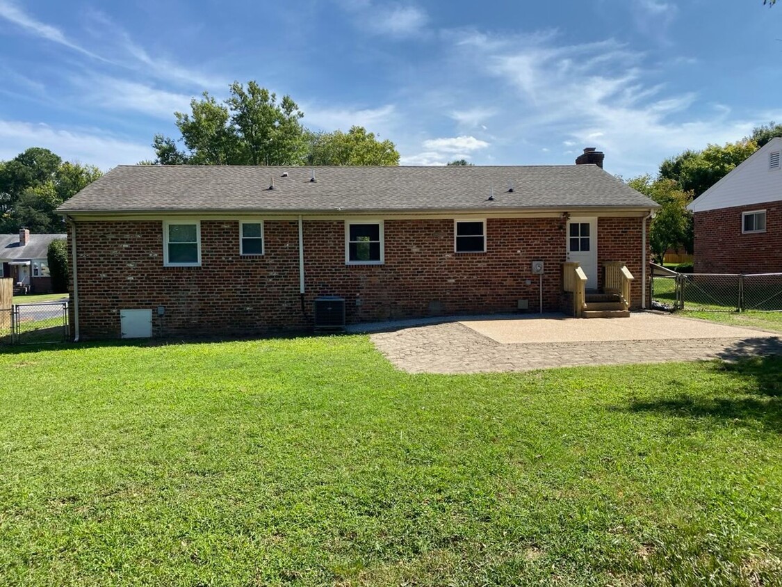 Foto principal - Charming 3 Bedroom, 2 Bath Brick Ranch Hom...