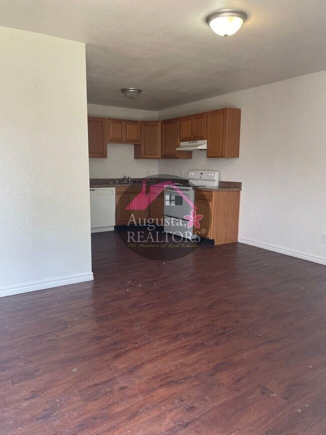 Building Photo - Adorable 2 Bedroom on the South Side!
