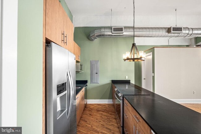 Building Photo - 200 Lincoln Ave