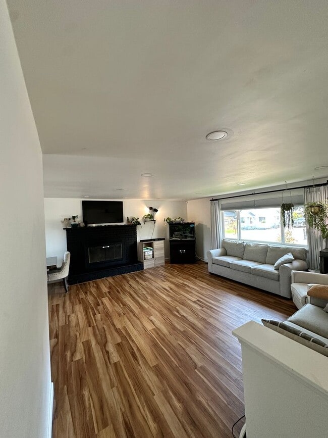 Building Photo - Gorgeous single- family home with Detached...