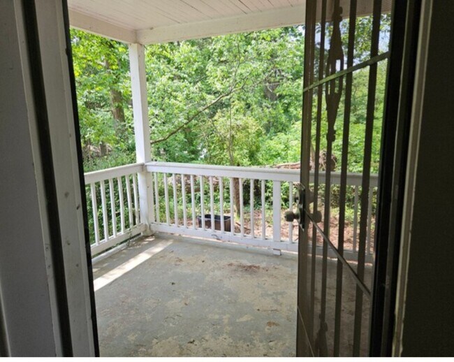 Building Photo - 1645 Oak Knoll Cir SE