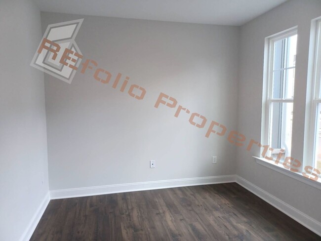 Building Photo - Gorgeous 3 Bedroom, 2.5 Bath,  1-Car Garag...