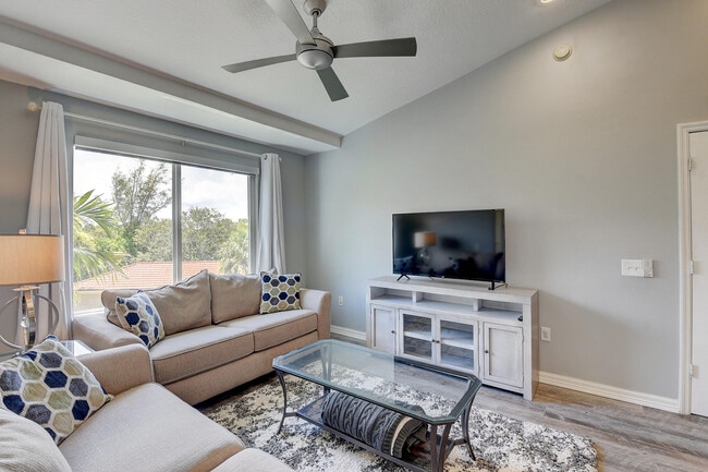 Building Photo - 1223 Villa Cir