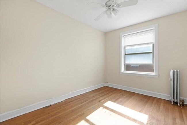 Foto del edificio - 2342 W Touhy Ave