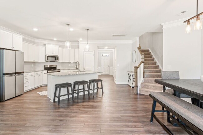 Foto del edificio - Sleek & Stylish 3 Bed, 2.5 Bath Townhome in Prime Location $2,100/mo rent