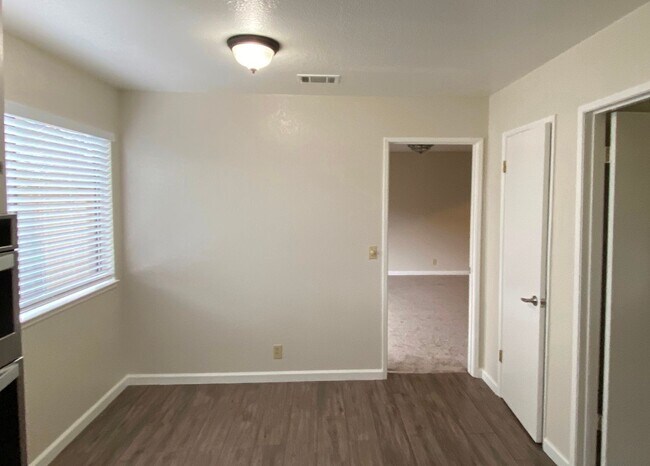 Foto del edificio - 130 Quietwood Dr