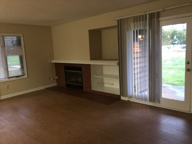 Building Photo - Move in ready