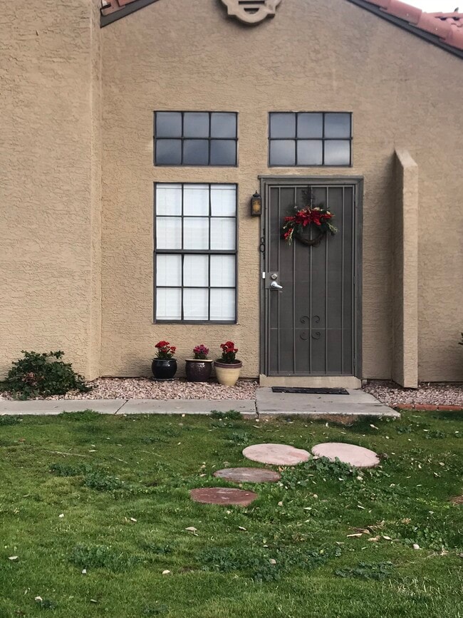 Frente - 5704 E Aire Libre Ave