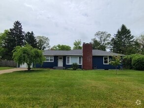 Building Photo - 652 Chippewa Rd