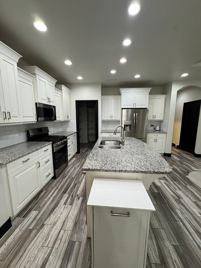 Building Photo - 4791 Crossroads Dr