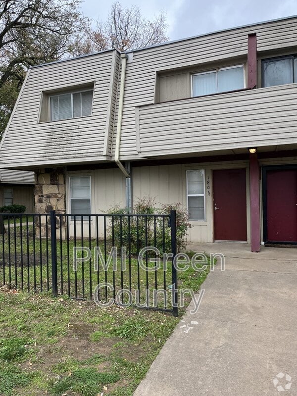 Building Photo - 2216 E 66th Pl
