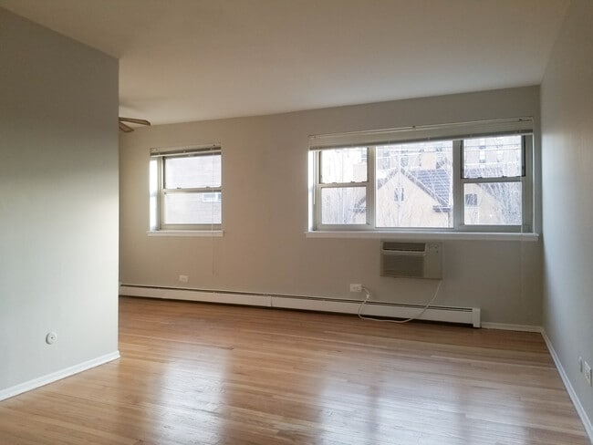 Building Photo - 535 W Briar Pl