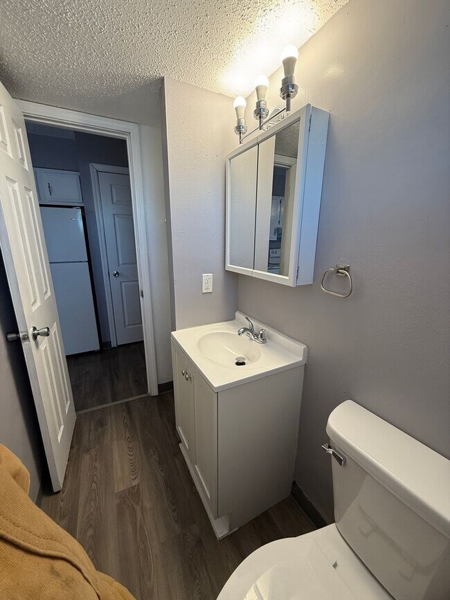 Building Photo - Freshly Remodeled 3 Bed / 2 Bath Duplex – Davenport, IA