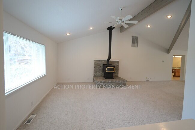 Foto del edificio - 3 bed 2.5 bath home in a private country setting, close to town. All new luxury vinyl plank floor...