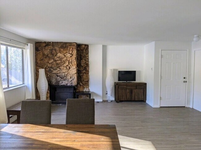 Sala de estar de concepto abierto - 17612 80th Ct NE