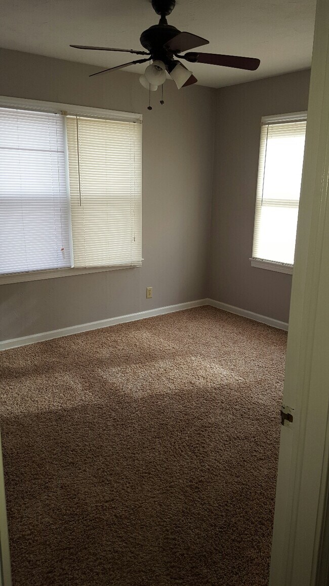 bedroom - 1108 S Walnut St