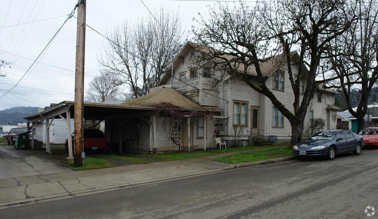 Building Photo - 968 SE Pine St
