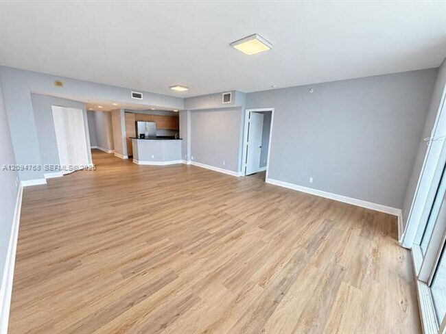 Foto del edificio - 14951 Royal Oaks Ln