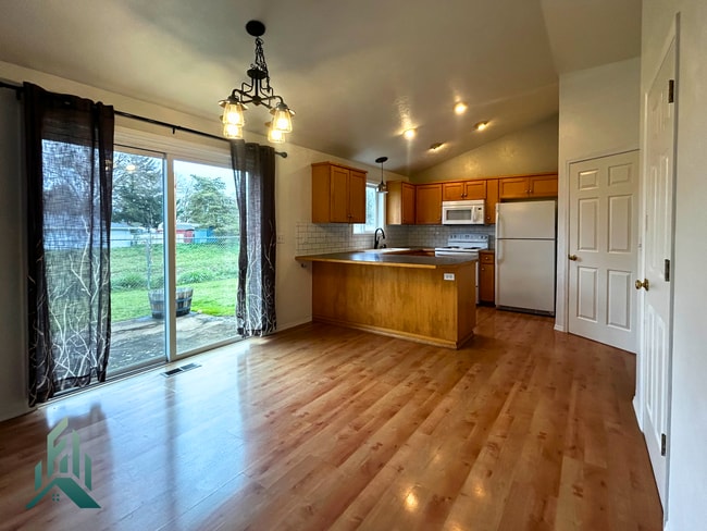 Building Photo - Updated 3 Bed 2 Bath Home