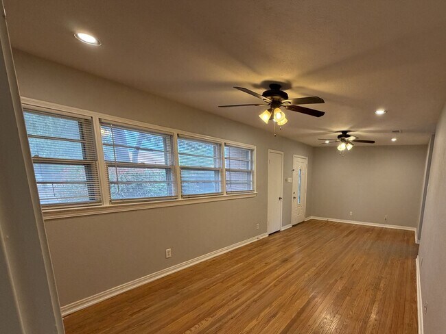 Building Photo - Rarely available and ready for immediate move in!