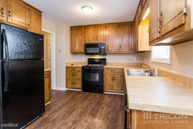 Building Photo - 1025 Brenton Dr NW
