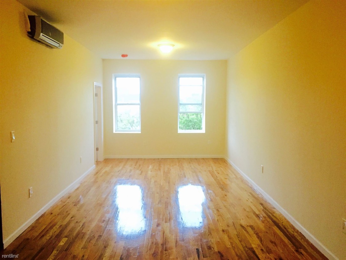 Foto principal - 872 Utica Ave