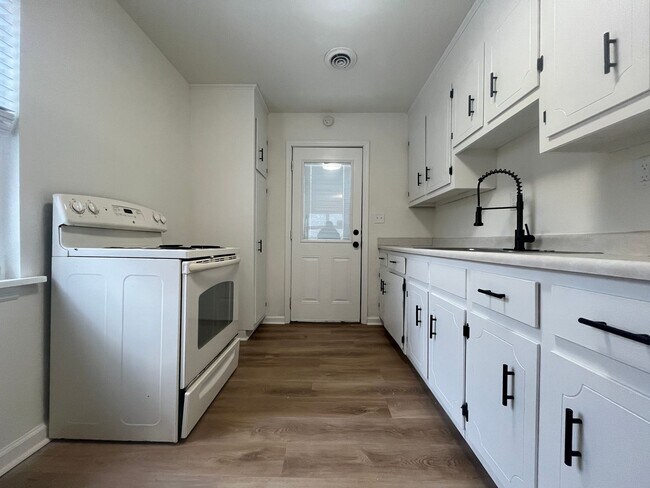 Foto del edificio - Newley renovated!