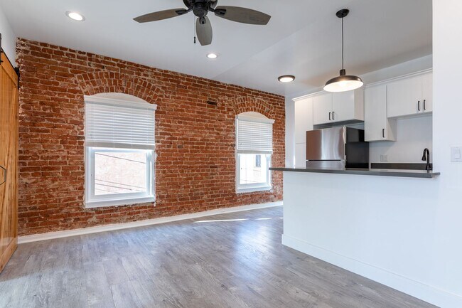 Foto del interior - Newly Remodeled Units with Brick Exposure