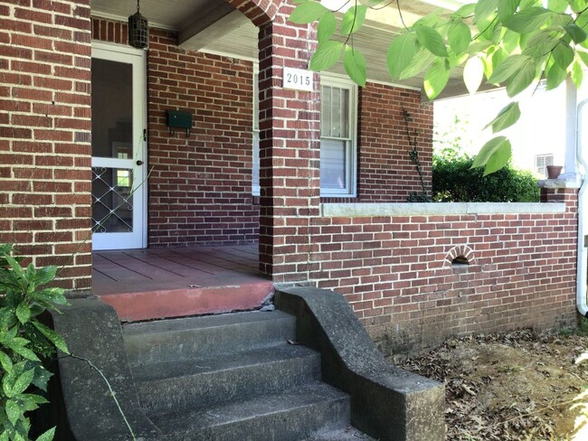 Building Photo - Charming 1920s Bungalow Near Five Points – Available Now!