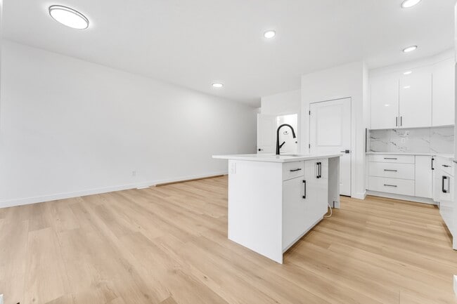 Building Photo - 10631-148 148 St NW